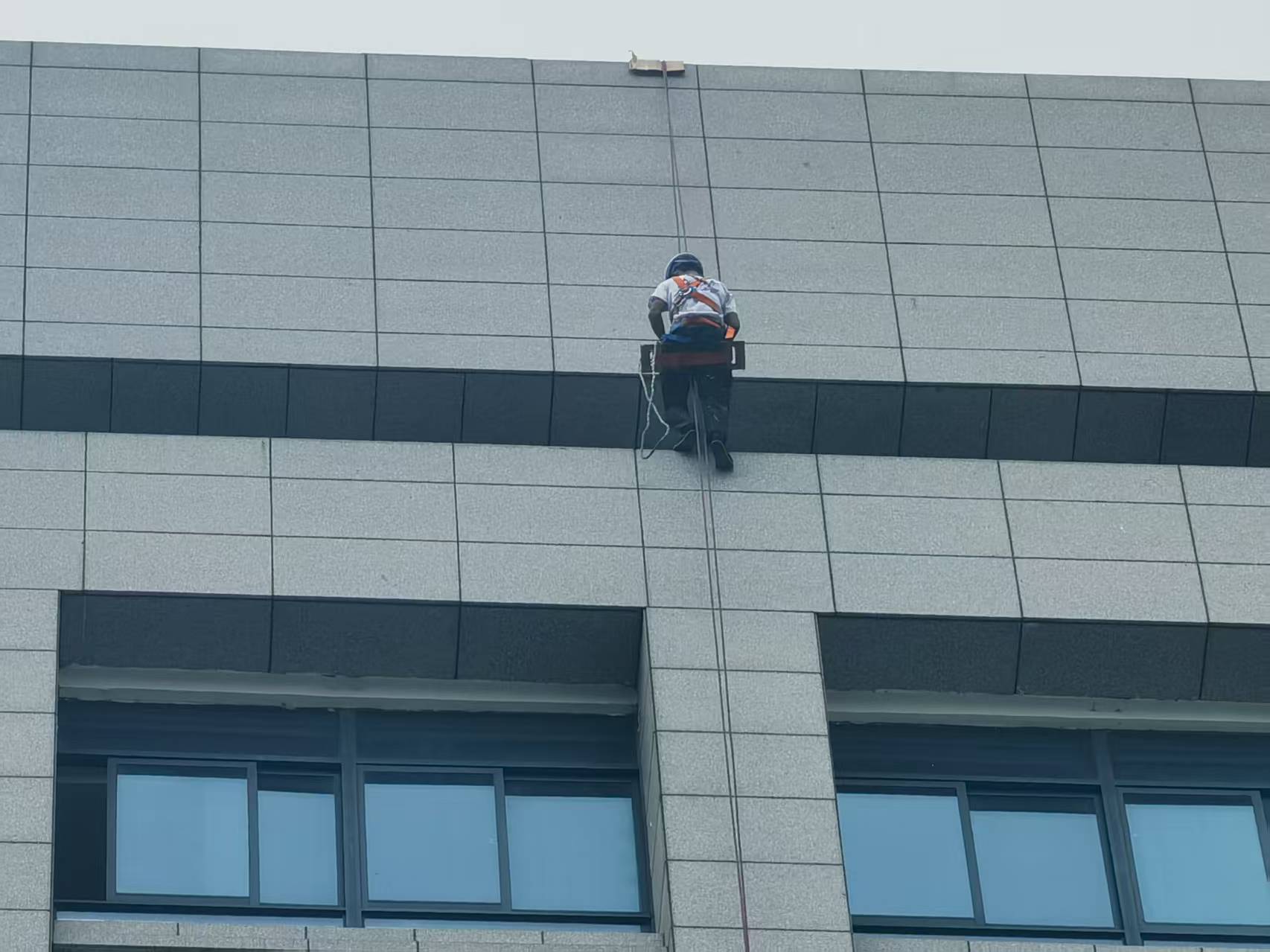 筑牢安全防線：既有建筑幕墻安全隱患排查與檢測(cè)