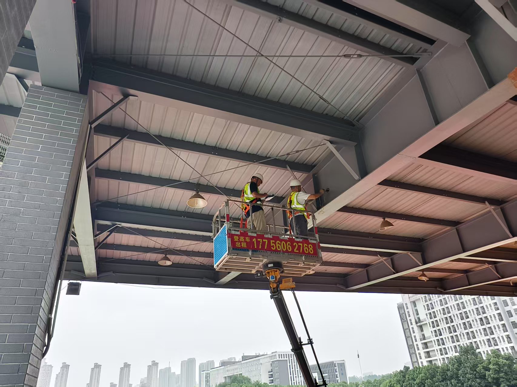 游泳館鋼結(jié)構(gòu)網(wǎng)架測(cè)繪：大跨度空間結(jié)構(gòu)檢測(cè)