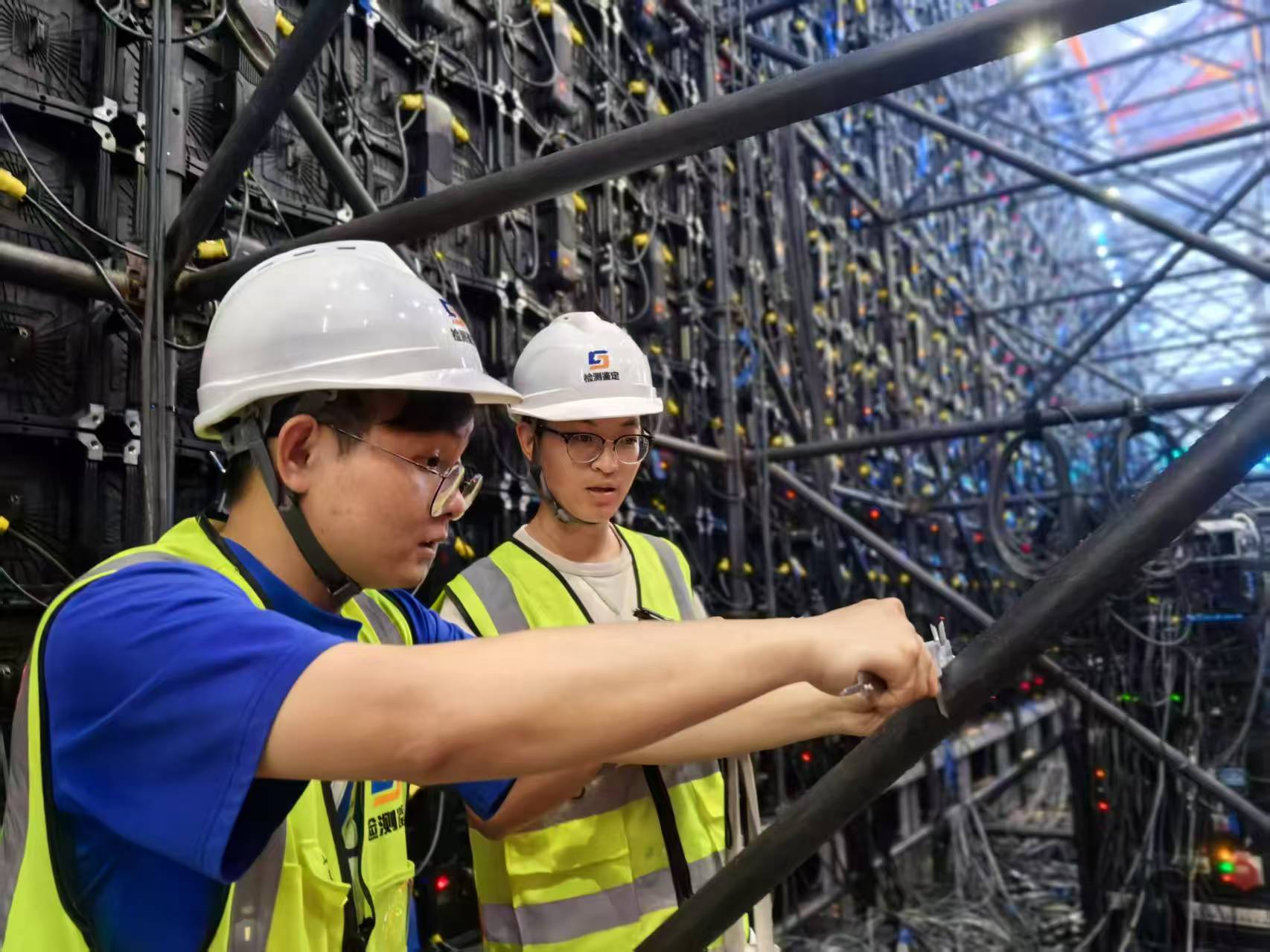 工程師正在測(cè)量相關(guān)數(shù)據(jù)