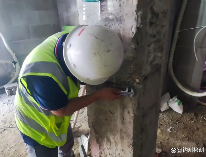 檢測(cè)員正在對(duì)柱子測(cè)量