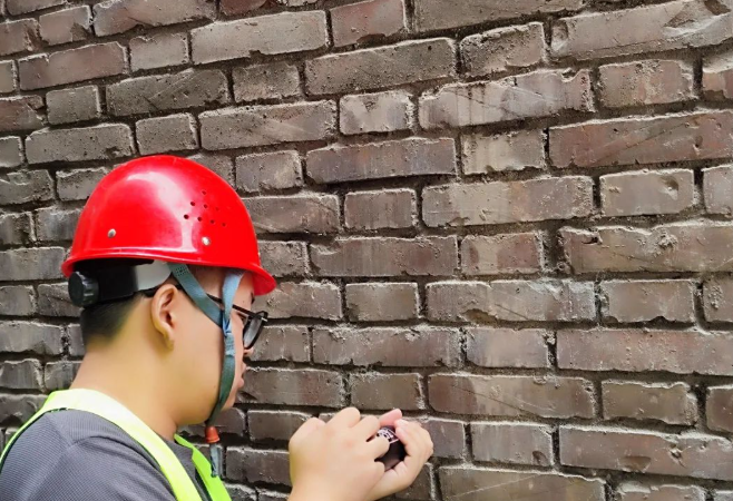 工程師正在檢測中